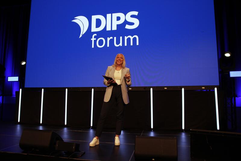 Lill Sverresdatter Larsen på scenen under DIPS-forum
