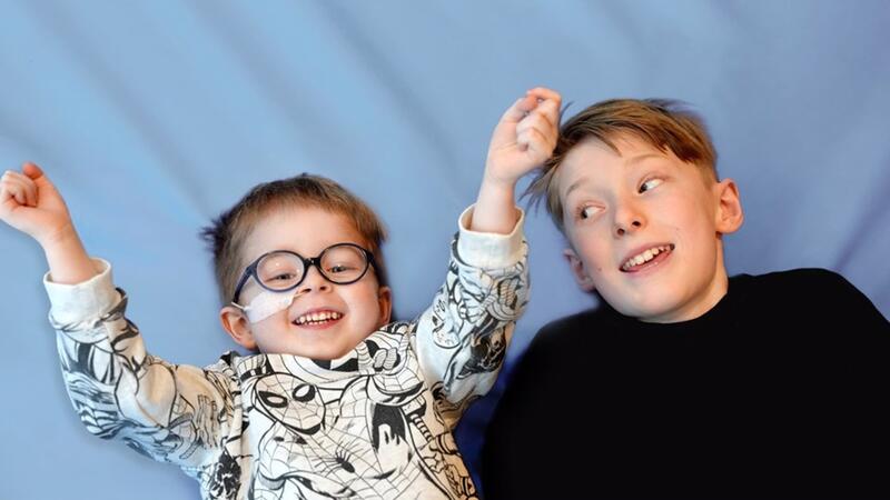 JULIAN (4) OG STOREBROR ALEXANDER (10) BOR PÅ FAMILIEHUSET VED UNIVERSITETSSYKEHUSET I UMEÅ I SVERIGE NÅR JULIAN FÅR KREFTBEHANDLING.