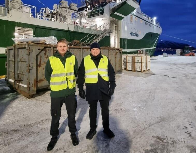 Streikevakter i Maskinistforbundet står foran et fartøy.