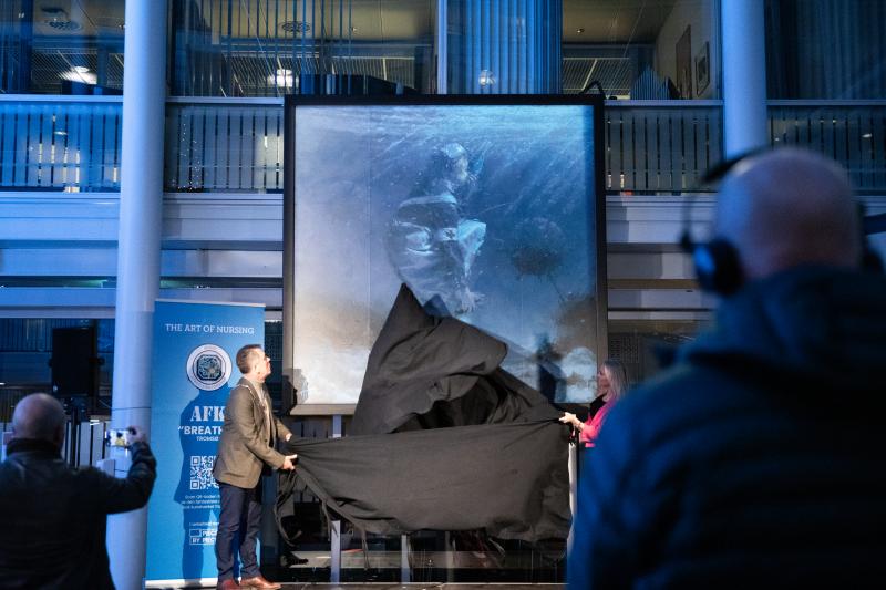 Ordfører i Tromsø, Gunnar Wilhelmsen, og forbundsleder Lill Sverresdatter Larsen avduker "Breathe"